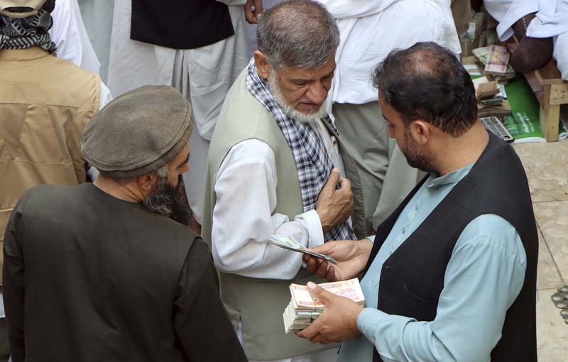 Pasar pertukaran uang utama di Kabul, ibu kota Afghanistan dibuka kembali pada Sabtu (4/9/2021). (AP/Wali Sabawoon) Pasar pertukaran uang utama di Kabul, ibu kota Afghanistan dibuka kembali pada Sabtu (4/9/2021). (AP/Wali Sabawoon)