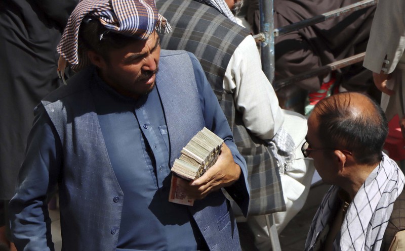 Pasar pertukaran uang utama di Kabul, ibu kota Afghanistan dibuka kembali pada Sabtu (4/9/2021). (AP/Wali Sabawoon) Pasar pertukaran uang utama di Kabul, ibu kota Afghanistan dibuka kembali pada Sabtu (4/9/2021). (AP/Wali Sabawoon)