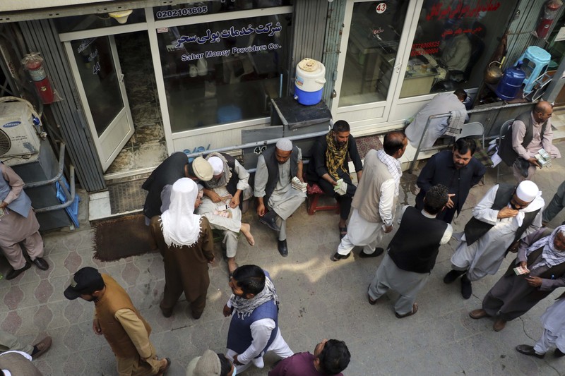 Pasar pertukaran uang utama di Kabul, ibu kota Afghanistan dibuka kembali pada Sabtu (4/9/2021). (AP/Wali Sabawoon) Pasar pertukaran uang utama di Kabul, ibu kota Afghanistan dibuka kembali pada Sabtu (4/9/2021). (AP/Wali Sabawoon)
