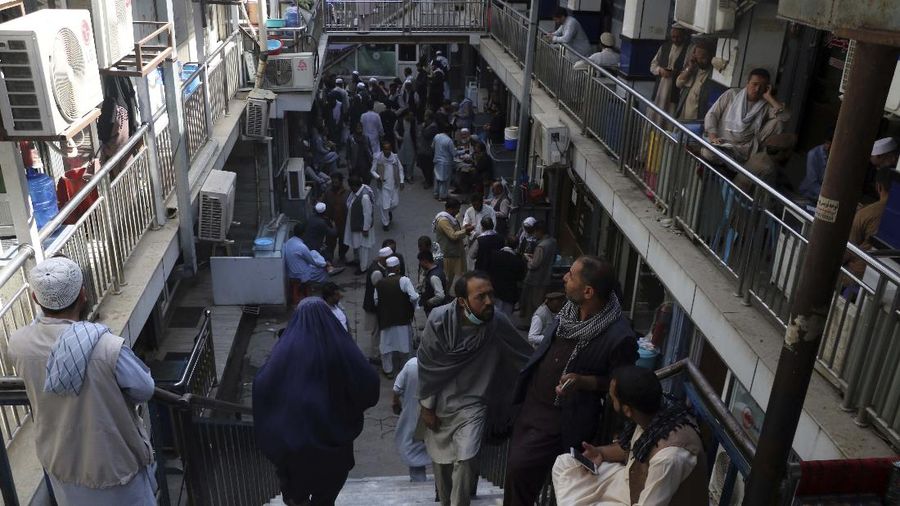 Pasar pertukaran uang utama di Kabul, ibu kota Afghanistan dibuka kembali pada Sabtu (4/9/2021). (AP/Wali Sabawoon)