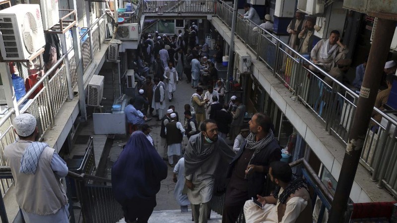 Pasar pertukaran uang utama di Kabul, ibu kota Afghanistan dibuka kembali pada Sabtu (4/9/2021). (AP/Wali Sabawoon)