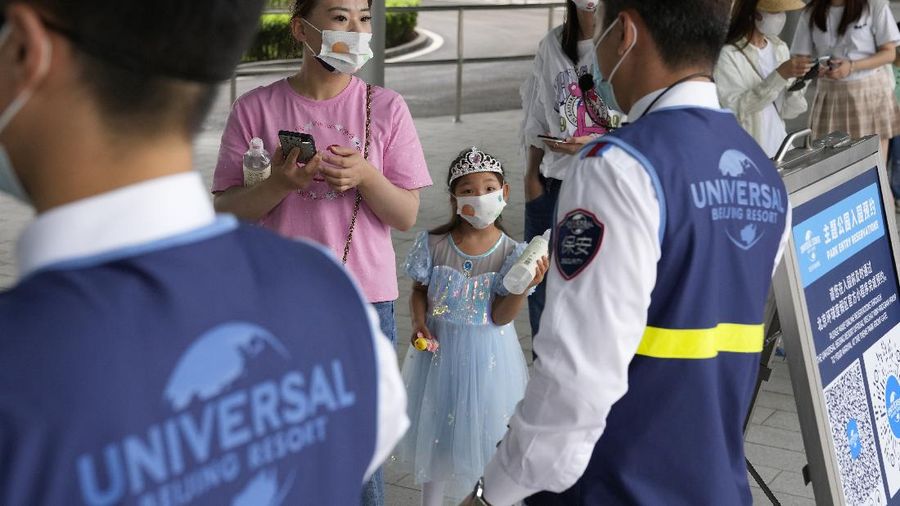 Universal Studio Beijing, China dibuka kembali. (AP/Ng Han Guan)