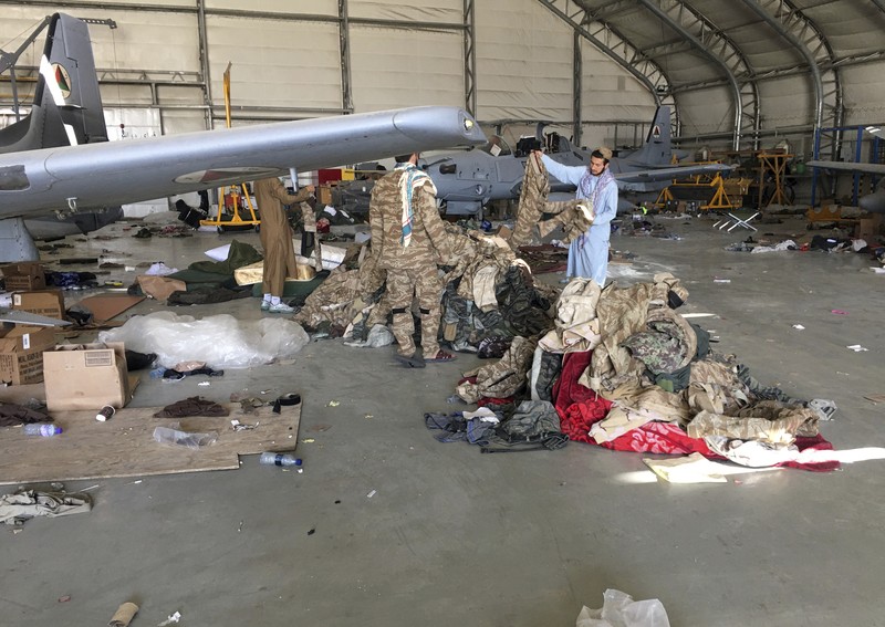 Alutsista yang ditinggalkan AS di Bandara Kabul. (AP/Mohammad Asif Khan) Alutsista yang ditinggalkan AS di Bandara Kabul. (AP/Mohammad Asif Khan)
