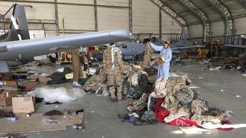 Alutsista yang ditinggalkan AS di Bandara Kabul. (AP/Mohammad Asif Khan)