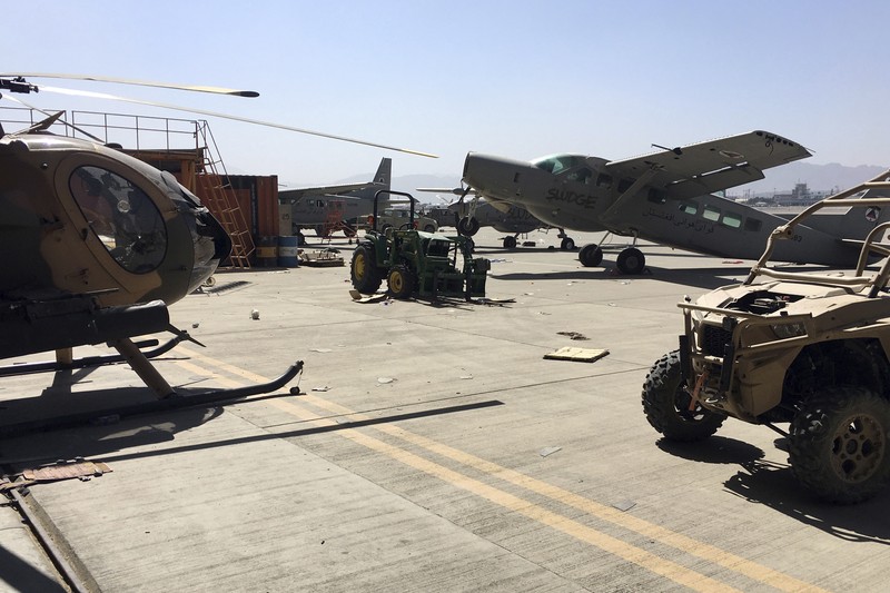 Alutsista yang ditinggalkan AS di Bandara Kabul. (AP/Mohammad Asif Khan) Alutsista yang ditinggalkan AS di Bandara Kabul. (AP/Mohammad Asif Khan)