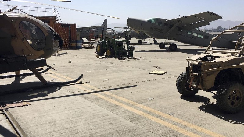 Alutsista yang ditinggalkan AS di Bandara Kabul. (AP/Mohammad Asif Khan)