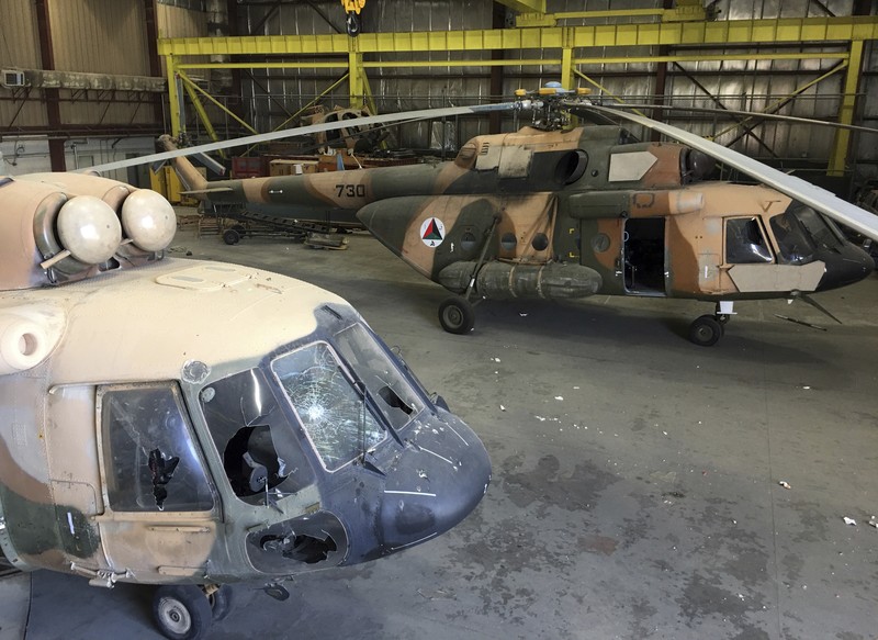 Alutsista yang ditinggalkan AS di Bandara Kabul. (AP/Mohammad Asif Khan)