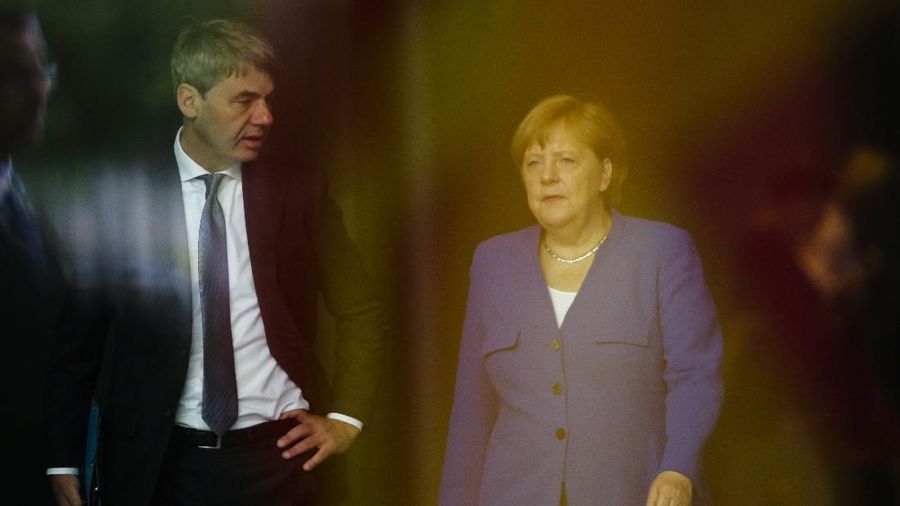 Jan Hecker (kiri) berbincang dengan Angela Merkel (kanan). (AP/Markus Schreiber)