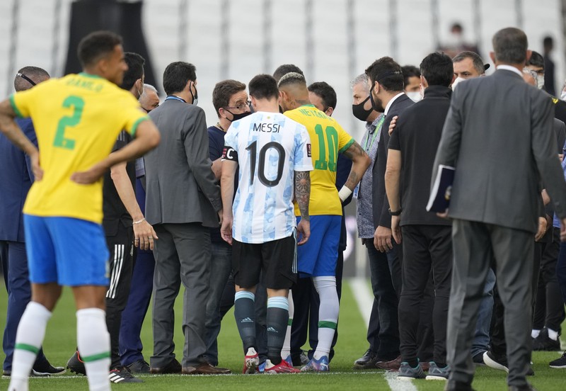 Laga Timnas Argentina vs Brasil di Kualifikasi Piala Dunia 2022 Zona Amerika Selatan terpaksa dihentikan karena terjadi keributan akibat dugaan pelanggaran protokol kesehatan. (AP/Andre Penner)