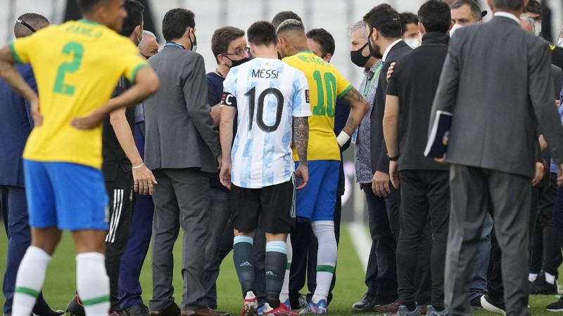 Laga Timnas Argentina vs Brasil di Kualifikasi Piala Dunia 2022 Zona Amerika Selatan terpaksa dihentikan karena terjadi keributan akibat dugaan pelanggaran protokol kesehatan. (AP/Andre Penner)