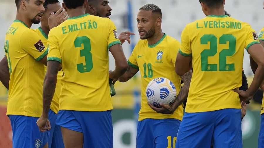 Laga Timnas Argentina vs Brasil di Kualifikasi Piala Dunia 2022 Zona Amerika Selatan terpaksa dihentikan karena terjadi keributan akibat dugaan pelanggaran protokol kesehatan. (AP/Andre Penner)
