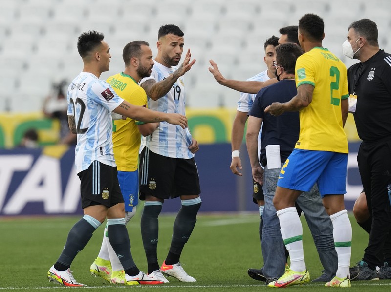 Laga Timnas Argentina vs Brasil di Kualifikasi Piala Dunia 2022 Zona Amerika Selatan terpaksa dihentikan karena terjadi keributan akibat dugaan pelanggaran protokol kesehatan. (AP/Andre Penner)