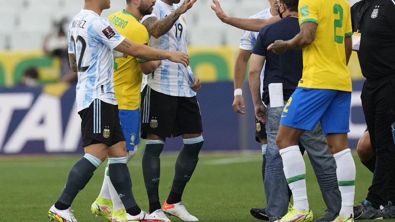 Laga Timnas Argentina vs Brasil di Kualifikasi Piala Dunia 2022 Zona Amerika Selatan terpaksa dihentikan karena terjadi keributan akibat dugaan pelanggaran protokol kesehatan. (AP/Andre Penner)