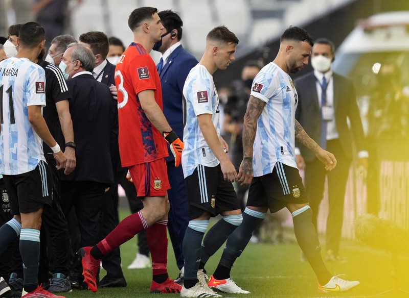 Laga Timnas Argentina vs Brasil di Kualifikasi Piala Dunia 2022 Zona Amerika Selatan terpaksa dihentikan karena terjadi keributan akibat dugaan pelanggaran protokol kesehatan. (AP/Andre Penner)