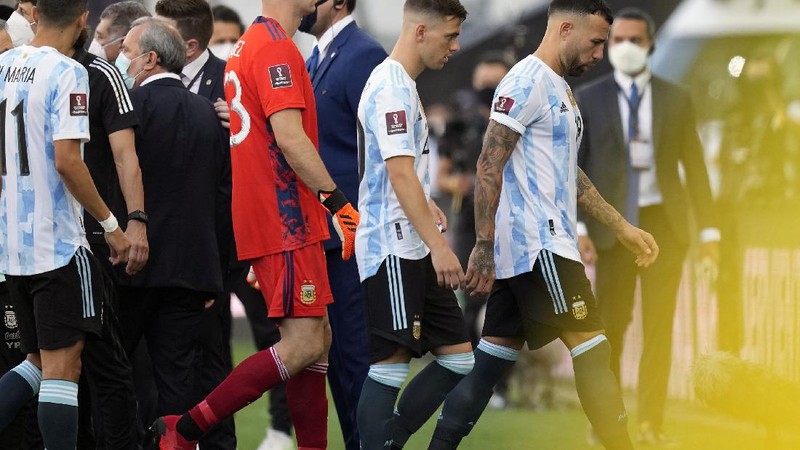 Laga Timnas Argentina vs Brasil di Kualifikasi Piala Dunia 2022 Zona Amerika Selatan terpaksa dihentikan karena terjadi keributan akibat dugaan pelanggaran protokol kesehatan. (AP/Andre Penner)