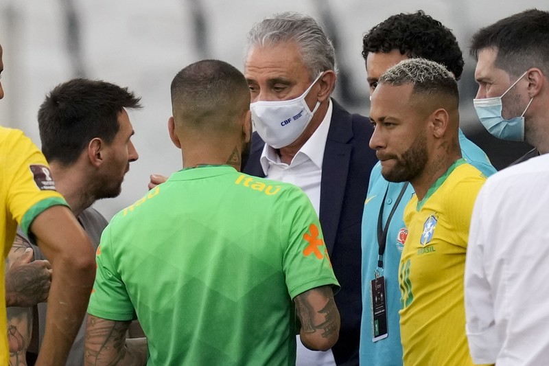 Laga Timnas Argentina vs Brasil di Kualifikasi Piala Dunia 2022 Zona Amerika Selatan terpaksa dihentikan karena terjadi keributan akibat dugaan pelanggaran protokol kesehatan. (AP/Andre Penner) Laga Timnas Argentina vs Brasil di Kualifikasi Piala Dunia 2022 Zona Amerika Selatan terpaksa dihentikan karena terjadi keributan akibat dugaan pelanggaran protokol kesehatan. (AP/Andre Penner)