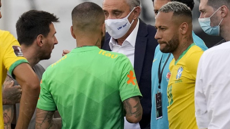Laga Timnas Argentina vs Brasil di Kualifikasi Piala Dunia 2022 Zona Amerika Selatan terpaksa dihentikan karena terjadi keributan akibat dugaan pelanggaran protokol kesehatan. (AP/Andre Penner)