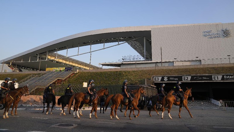 Laga Timnas Argentina vs Brasil di Kualifikasi Piala Dunia 2022 Zona Amerika Selatan terpaksa dihentikan karena terjadi keributan akibat dugaan pelanggaran protokol kesehatan. (AP/Andre Penner)