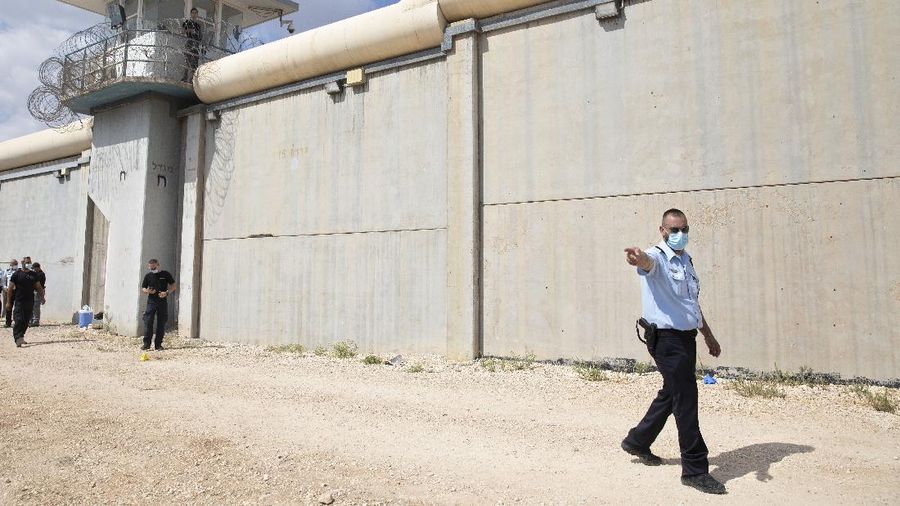 Petugas berpatroli di penjara Gilboa, Israel, 6 September 2021, usai kaburnya enam narapidana Palestina. (AP/Sebastian Scheiner)