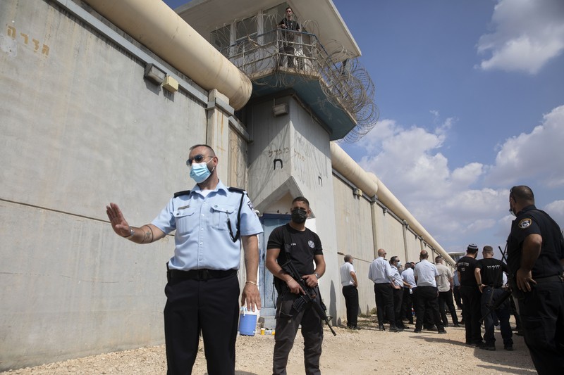 Petugas berpatroli di penjara Gilboa, Israel, 6 September 2021, usai kaburnya enam narapidana Palestina. (AP/Sebastian Scheiner)