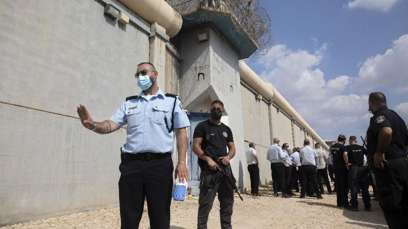 Petugas berpatroli di penjara Gilboa, Israel, 6 September 2021, usai kaburnya enam narapidana Palestina. (AP/Sebastian Scheiner)