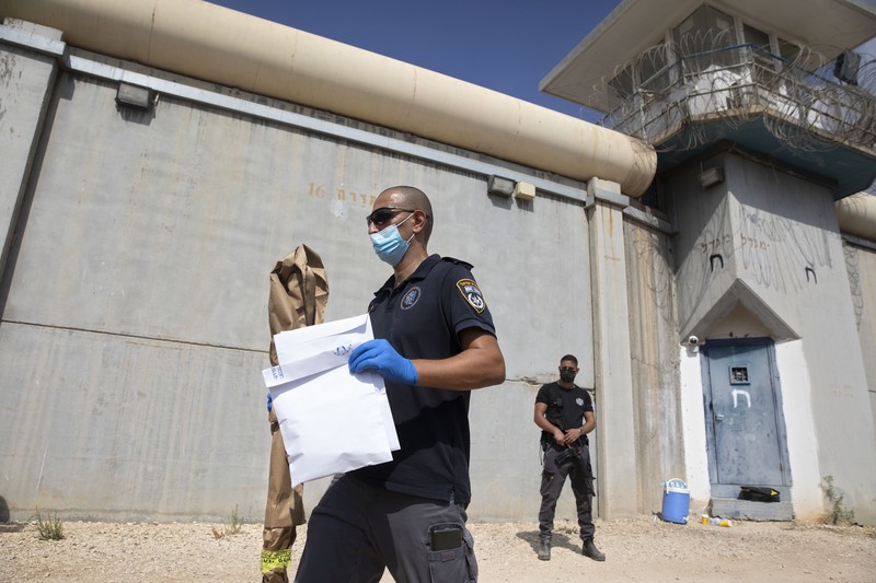Petugas berpatroli di penjara Gilboa, Israel, 6 September 2021, usai kaburnya enam narapidana Palestina. (AP/Sebastian Scheiner)