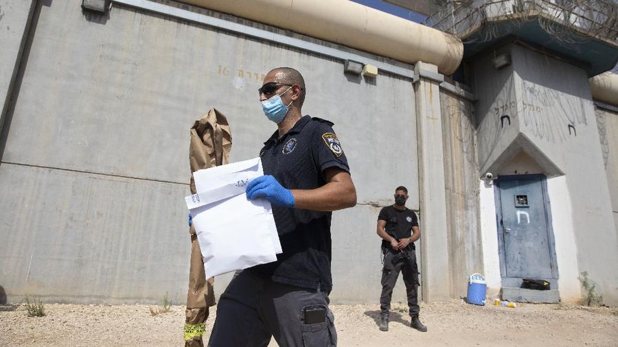 Petugas berpatroli di penjara Gilboa, Israel, 6 September 2021, usai kaburnya enam narapidana Palestina. (AP/Sebastian Scheiner)