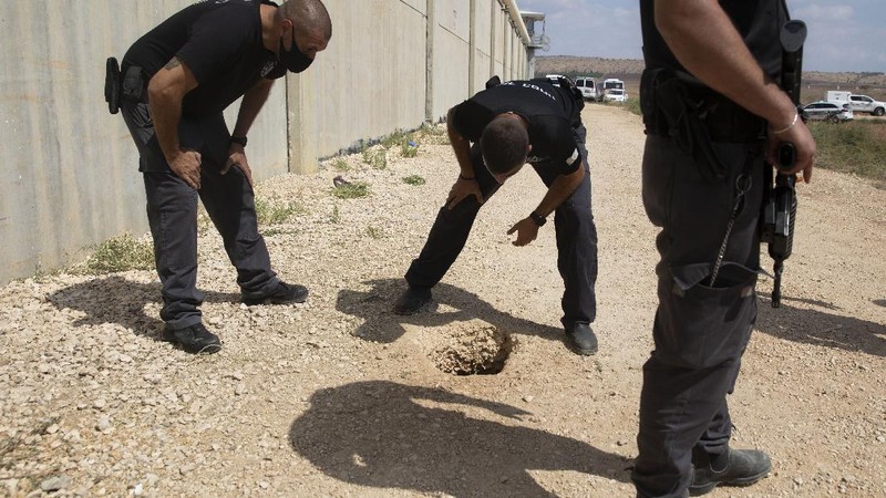 Petugas berpatroli di penjara Gilboa, Israel, 6 September 2021, usai kaburnya enam narapidana Palestina. (AP/Sebastian Scheiner)