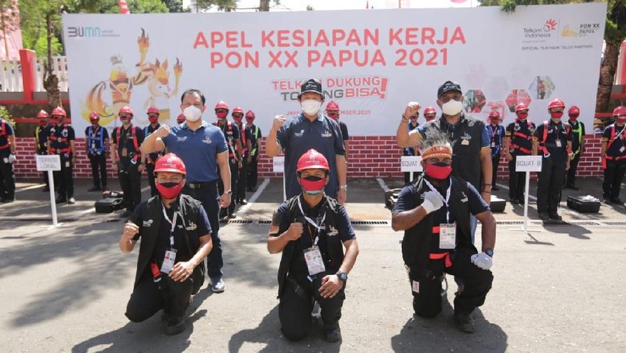 Sekretaris Umum PB PON XX Papua Elia Loupatty (Baris kedua, tengah) bersama Direktur Network & IT Solution Telkom Herlan Wijanarko (Baris kedua kanan), Direktur Enterprise & Business Service Telkom Edi Witjara (baris, kiri) serta Tim Satgas TelkomGroup Dukungan PON XX Papua saat Apel Kesiapan Kerja di Jayapura, Rabu (1/9).