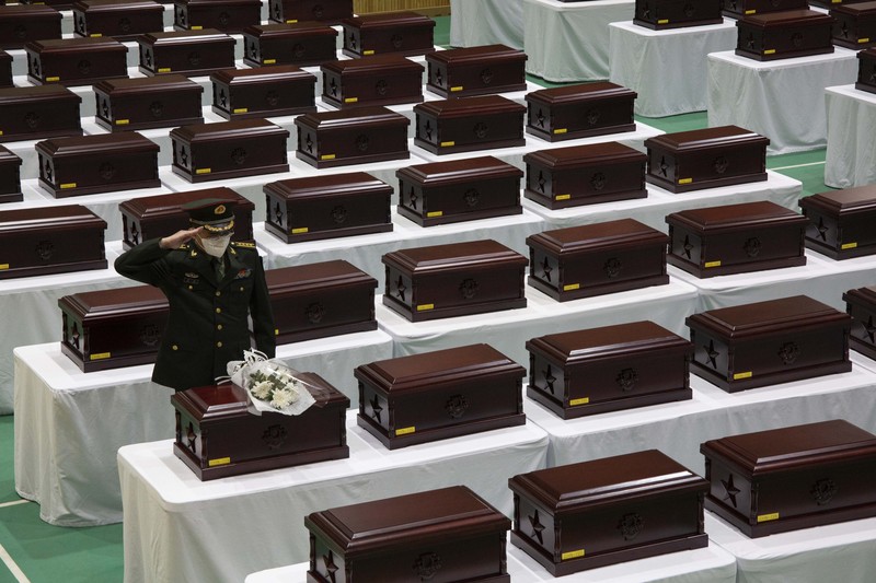 Anggota MND Agency for KIA Recovery and Identification (MAKRI) Korea Selatan, menata jenazah tentara Tiongkok yang tewas dalam Perang Korea, sebelum ditempatkan ke peti mati di Incheon, Korea Selatan, (AP/Jeon Heon-kyun)