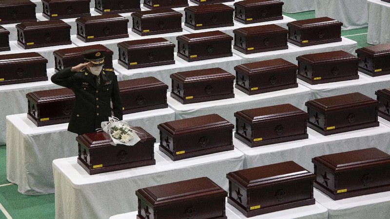 Anggota MND Agency for KIA Recovery and Identification (MAKRI) Korea Selatan, menata jenazah tentara Tiongkok yang tewas dalam Perang Korea, sebelum ditempatkan ke peti mati di Incheon, Korea Selatan, (AP/Jeon Heon-kyun)