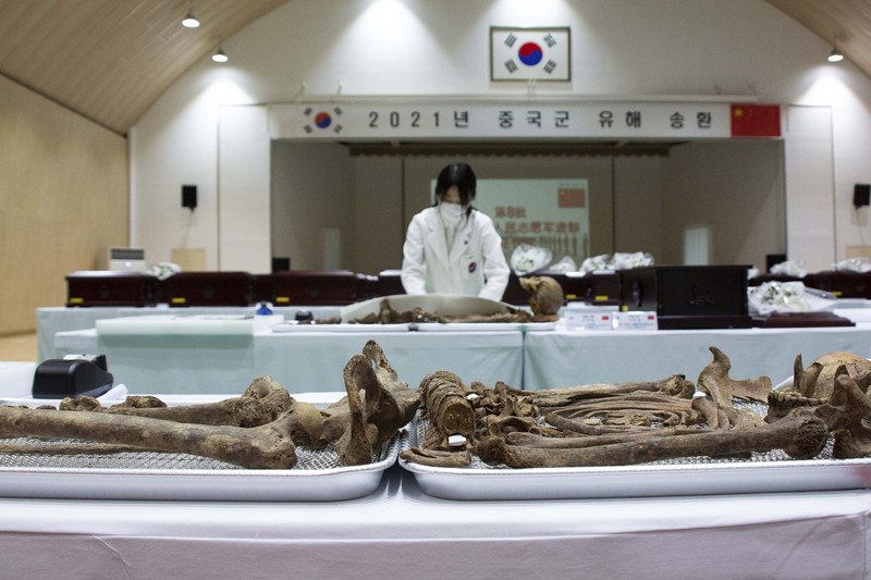 Anggota MND Agency for KIA Recovery and Identification (MAKRI) Korea Selatan, menata jenazah tentara Tiongkok yang tewas dalam Perang Korea, sebelum ditempatkan ke peti mati di Incheon, Korea Selatan, (AP/Jeon Heon-kyun)