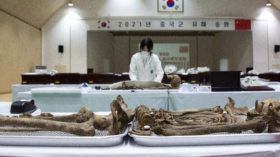 Anggota MND Agency for KIA Recovery and Identification (MAKRI) Korea Selatan, menata jenazah tentara Tiongkok yang tewas dalam Perang Korea, sebelum ditempatkan ke peti mati di Incheon, Korea Selatan, (AP/Jeon Heon-kyun)