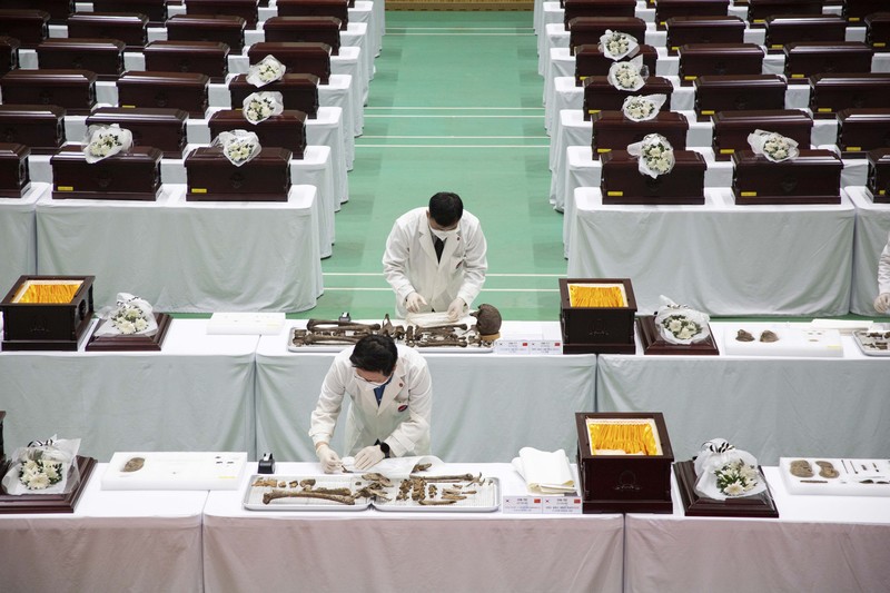 Anggota MND Agency for KIA Recovery and Identification (MAKRI) Korea Selatan, menata jenazah tentara Tiongkok yang tewas dalam Perang Korea, sebelum ditempatkan ke peti mati di Incheon, Korea Selatan, (AP/Jeon Heon-kyun)