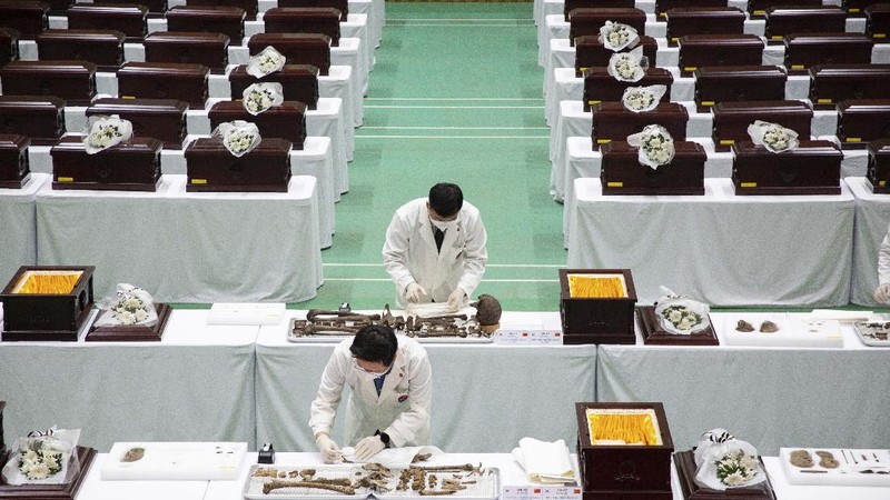 Anggota MND Agency for KIA Recovery and Identification (MAKRI) Korea Selatan, menata jenazah tentara Tiongkok yang tewas dalam Perang Korea, sebelum ditempatkan ke peti mati di Incheon, Korea Selatan, (AP/Jeon Heon-kyun)