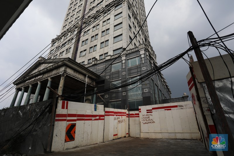 Bangunan terbengkalai ditengah kota Jakarta. (CNBC Indonesia/Andrean Kristianto)