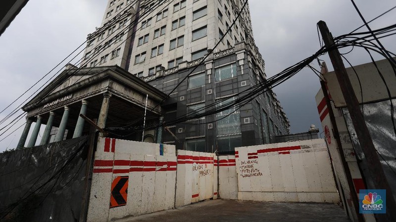 Bangunan terbengkalai ditengah kota Jakarta. (CNBC Indonesia/Andrean Kristianto)