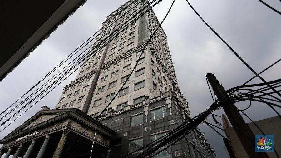 Bangunan terbengkalai ditengah kota Jakarta. (CNBC Indonesia/Andrean Kristianto)