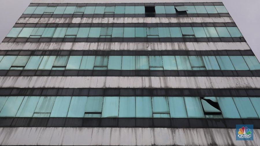 Bangunan terbengkalai ditengah kota Jakarta. (CNBC Indonesia/Andrean Kristianto)
