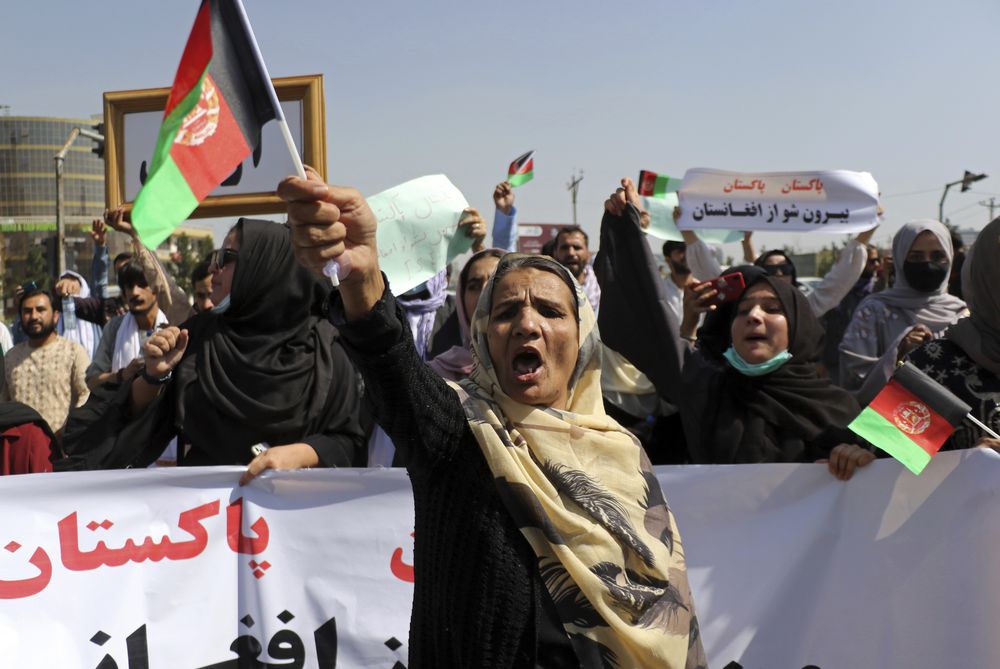 Demonstran perempuan Afghanistan meneriakkan yel dalam unjuk rasa anti-Pakistan di dekat Kedutaan Besar Pakistan di Kabul,. (AP/Wali Sabawoon)