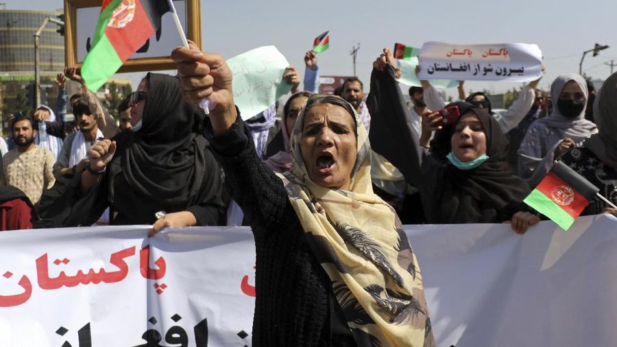 Demonstran perempuan Afghanistan meneriakkan yel dalam unjuk rasa anti-Pakistan di dekat Kedutaan Besar Pakistan di Kabul,. (AP/Wali Sabawoon)