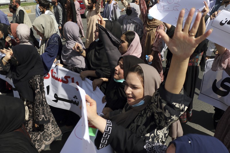 Demonstran perempuan Afghanistan meneriakkan yel dalam unjuk rasa anti-Pakistan di dekat Kedutaan Besar Pakistan di Kabul,. (AP/Wali Sabawoon) Demonstran perempuan Afghanistan meneriakkan yel dalam unjuk rasa anti-Pakistan di dekat Kedutaan Besar Pakistan di Kabul,. (AP/Wali Sabawoon)