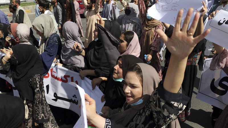 Demonstran perempuan Afghanistan meneriakkan yel dalam unjuk rasa anti-Pakistan di dekat Kedutaan Besar Pakistan di Kabul,. (AP/Wali Sabawoon)