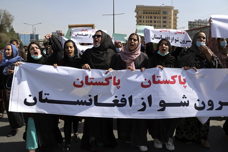 Demonstran perempuan Afghanistan meneriakkan yel dalam unjuk rasa anti-Pakistan di dekat Kedutaan Besar Pakistan di Kabul,. (AP/Wali Sabawoon)