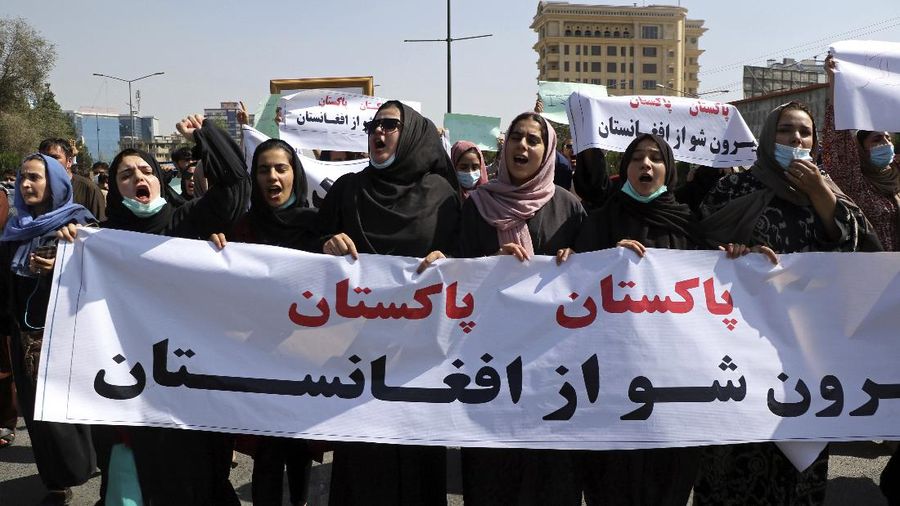 Demonstran perempuan Afghanistan meneriakkan yel dalam unjuk rasa anti-Pakistan di dekat Kedutaan Besar Pakistan di Kabul,. (AP/Wali Sabawoon)
