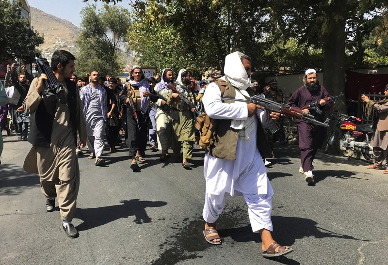 Demonstran perempuan Afghanistan meneriakkan yel dalam unjuk rasa anti-Pakistan di dekat Kedutaan Besar Pakistan di Kabul,. (AP/Wali Sabawoon)