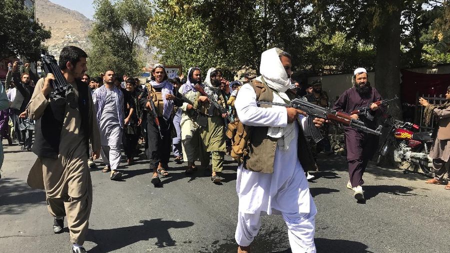 Demonstran perempuan Afghanistan meneriakkan yel dalam unjuk rasa anti-Pakistan di dekat Kedutaan Besar Pakistan di Kabul,. (AP/Wali Sabawoon)