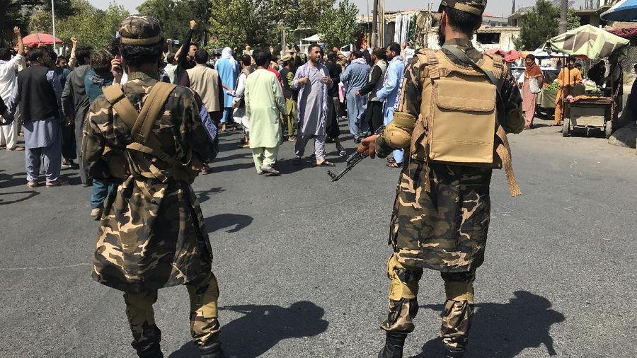 Demonstran perempuan Afghanistan meneriakkan yel dalam unjuk rasa anti-Pakistan di dekat Kedutaan Besar Pakistan di Kabul,. (AP/Wali Sabawoon)