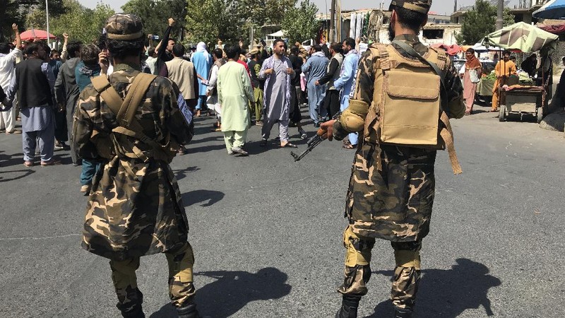 Demonstran perempuan Afghanistan meneriakkan yel dalam unjuk rasa anti-Pakistan di dekat Kedutaan Besar Pakistan di Kabul,. (AP/Wali Sabawoon)