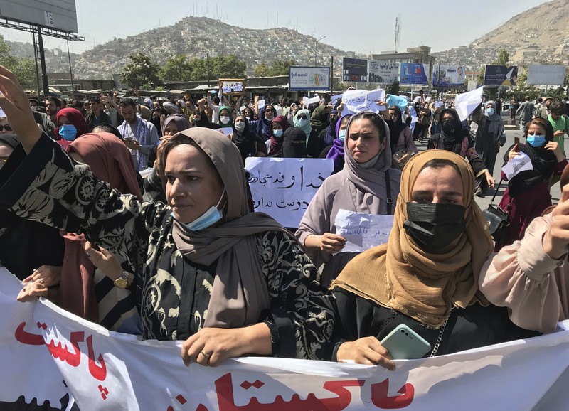 Demonstran perempuan Afghanistan meneriakkan yel dalam unjuk rasa anti-Pakistan di dekat Kedutaan Besar Pakistan di Kabul,. (AP/Wali Sabawoon) Demonstran perempuan Afghanistan meneriakkan yel dalam unjuk rasa anti-Pakistan di dekat Kedutaan Besar Pakistan di Kabul,. (AP/Wali Sabawoon)